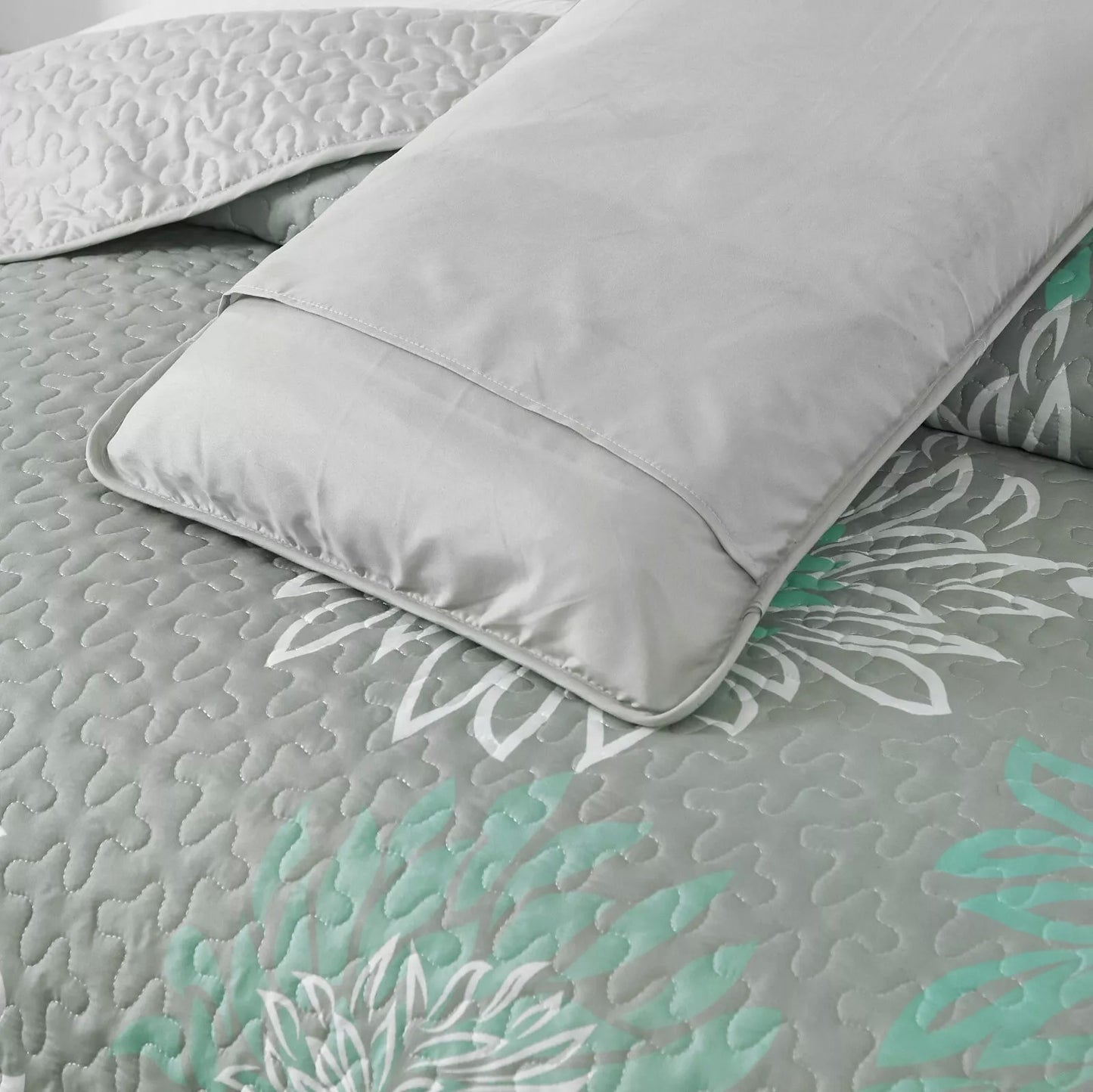 Elegant Quilted Bedspread and Pillowcases Set: Infuse Your Bedroom with Charm - Queen size