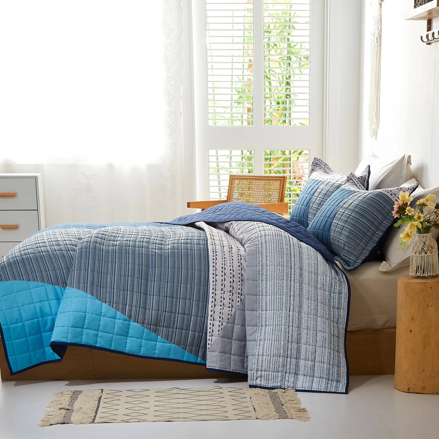 Harmonious Quilted Coverlet and Pillowcases Set: Unites Comfort and Aesthetics - Queen size