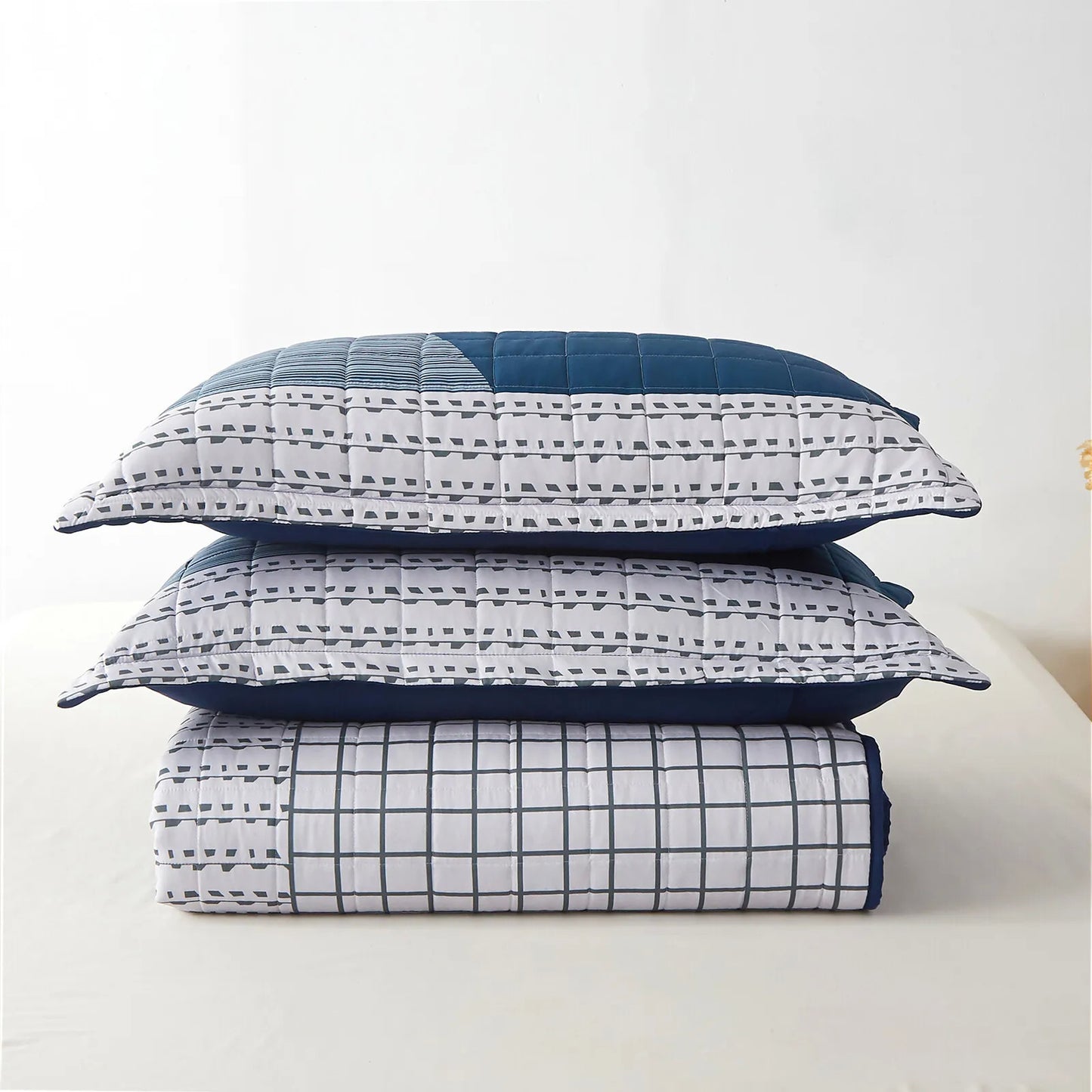 Harmonious Quilted Coverlet and Pillowcases Set: Unites Comfort and Aesthetics - Queen size