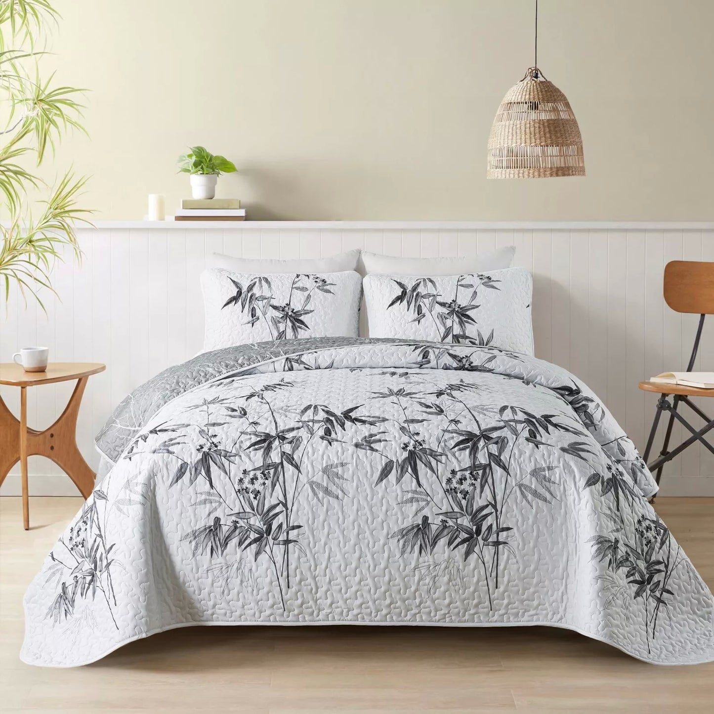 Finely Quilted Bedspread and Pillowcases Set: A Blend of Art and Comfort - Queen size