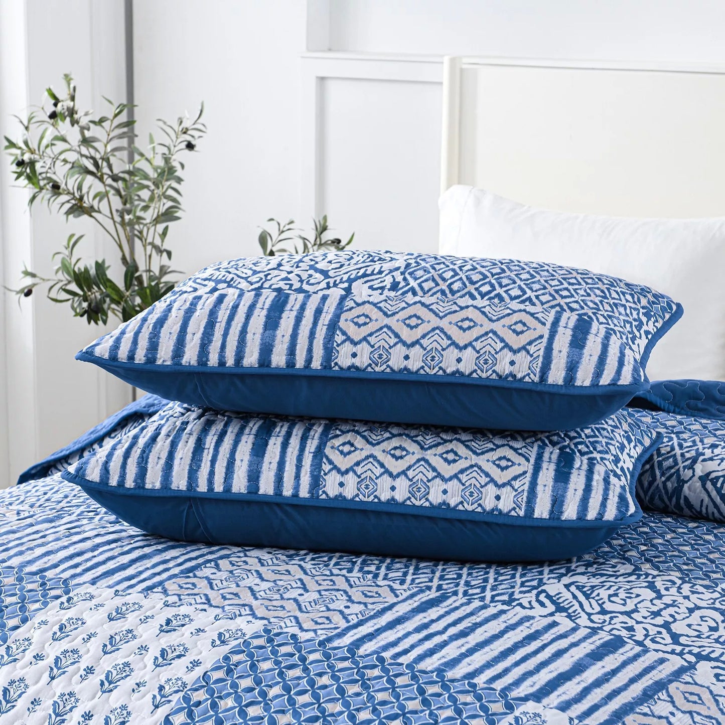 Blissful Quilted bedspread and pillowcovers set: Relax in Style - Queen size