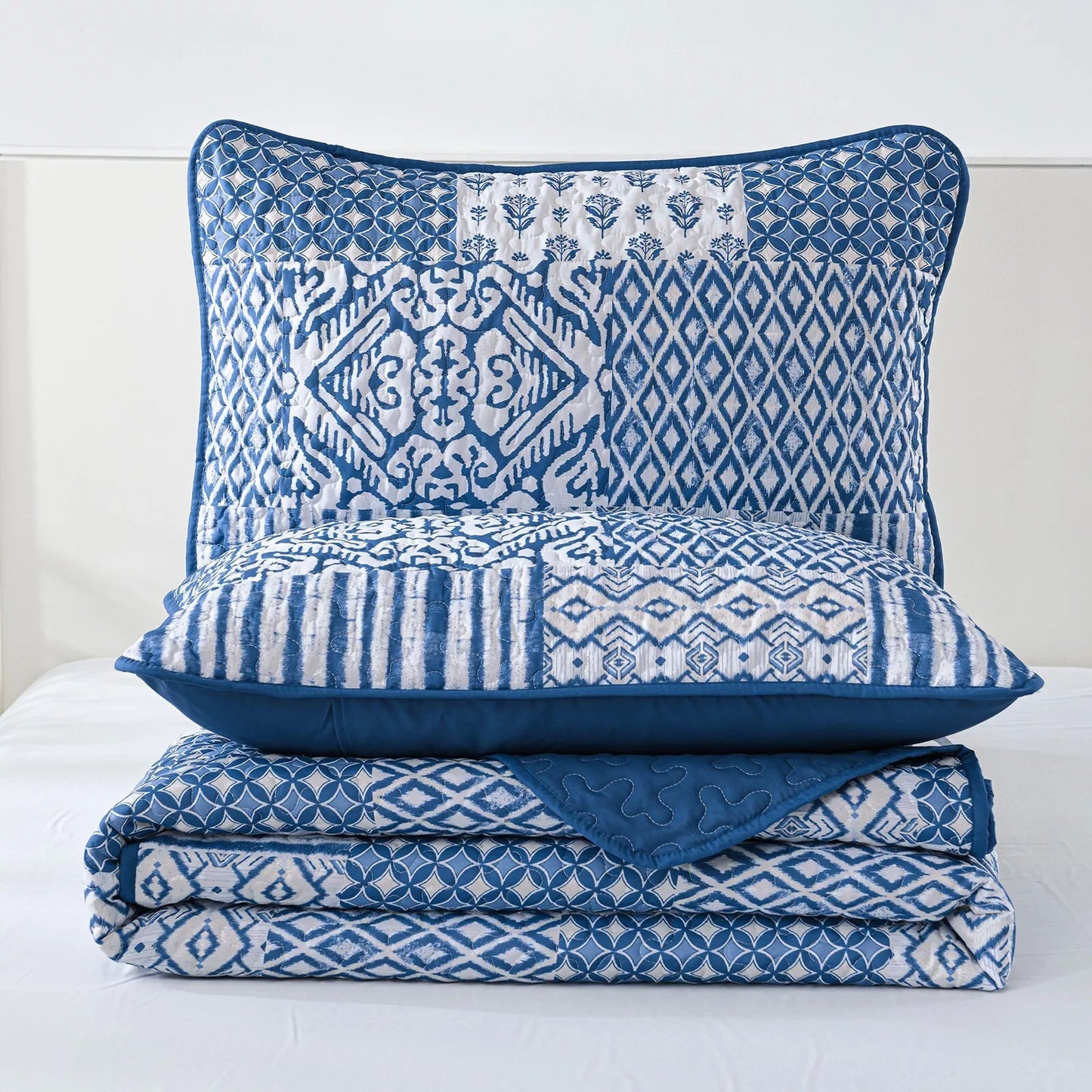 Blissful Quilted bedspread and pillowcovers set: Relax in Style - Queen size